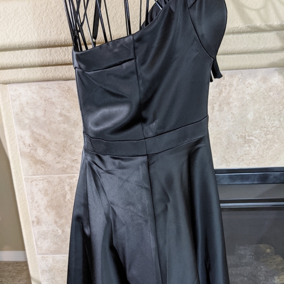 Classic satin look, spaghetti strap party dress. Estimated to be size: L - Picture 8 of 9